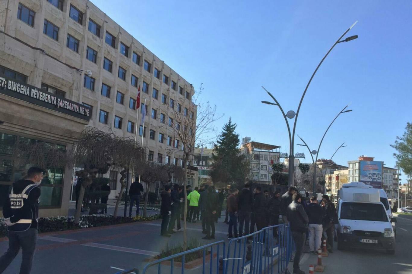 Batman Belediyesi ve Diyarbakır'ın 4 ilçe belediyesine kayyum atandı Batman Belediyesi ve Diyarbakır'ın 4 ilçe belediyesine kayyum atandı